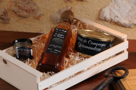 Coffret cadeau cagette peuplier comprenant: une bouteille d'apéritif à la truffe de 25cl, 1 verrine de brisures de truffe du périgord en 12g et une boite de 180g de pâré truffé périgourdin